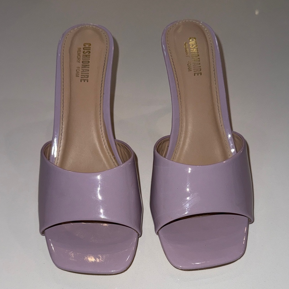Cushionaire Evie Dress Sandal in a lavender with a memory foam insole. Size 7.5